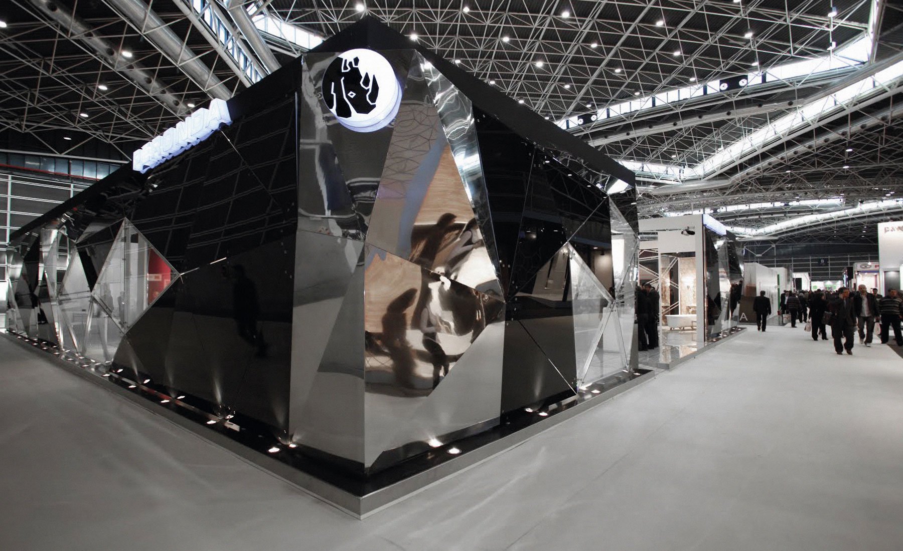 Un salón de aspecto futurista con mesas y sofás