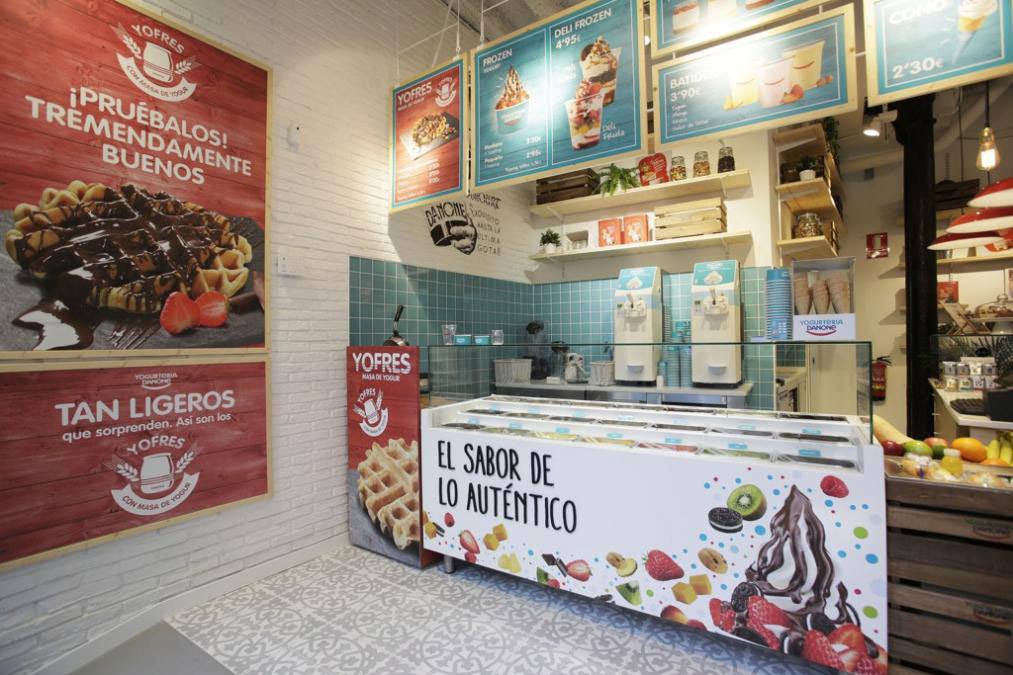 Realización del interiorismo de las yogurterías de la franquicia Danone en varias ciudades de España, por Robles Project Fact