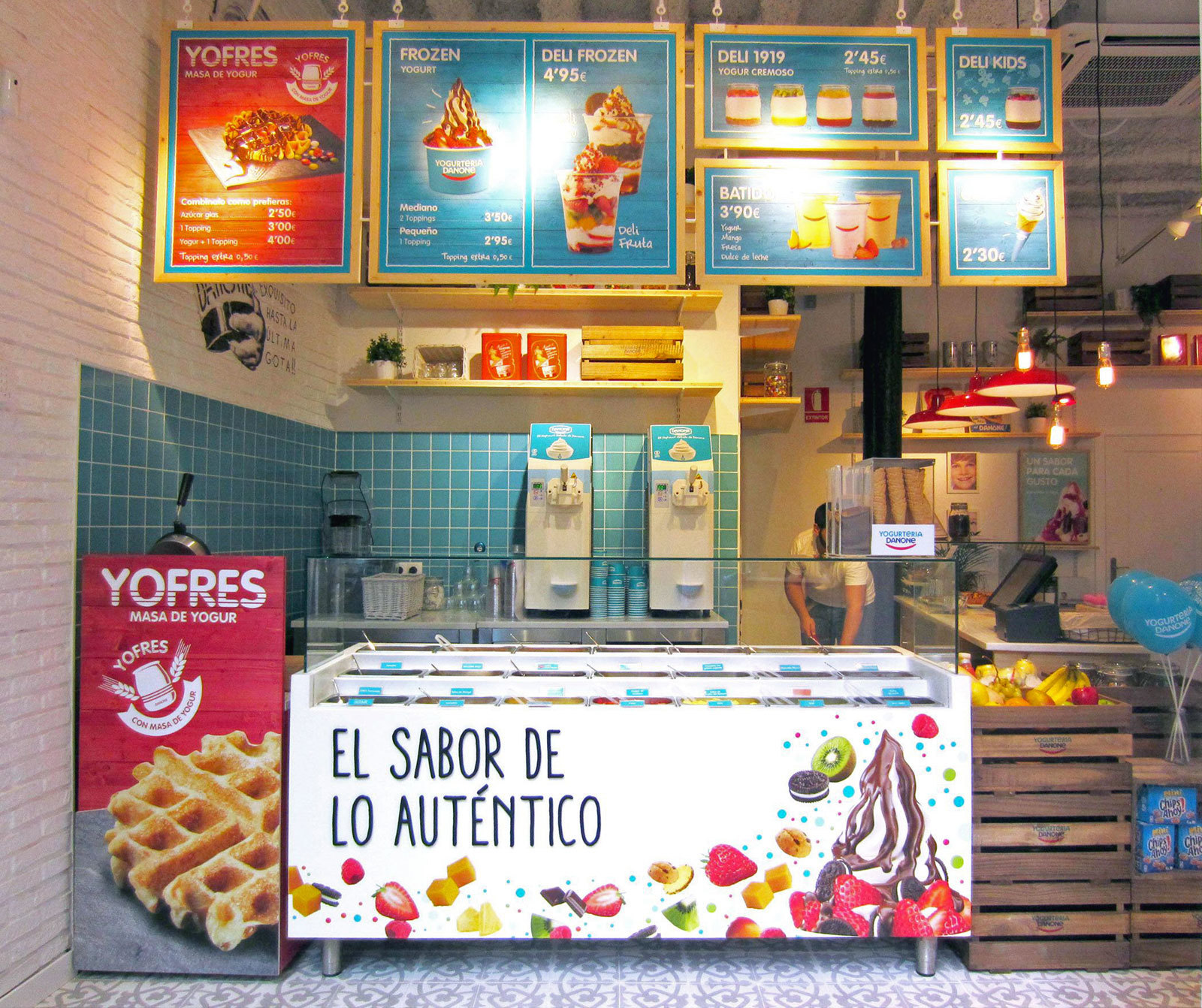 Realización del interiorismo de las yogurterías de la franquicia Danone en varias ciudades de España, por Robles Project Fact