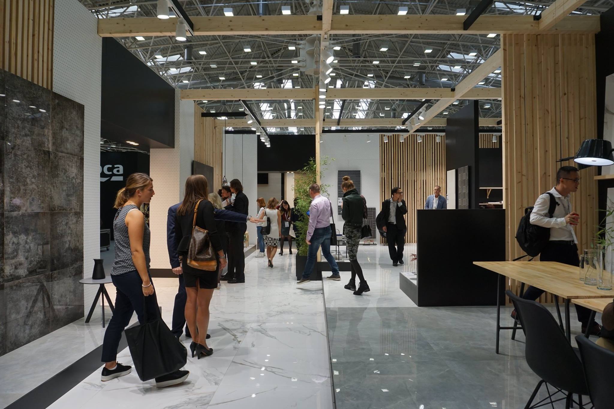 Stand para la marca de azulejos Museum en la feria Cersaie de Bolonia, Italia. Realizado por Robles Project Factory.