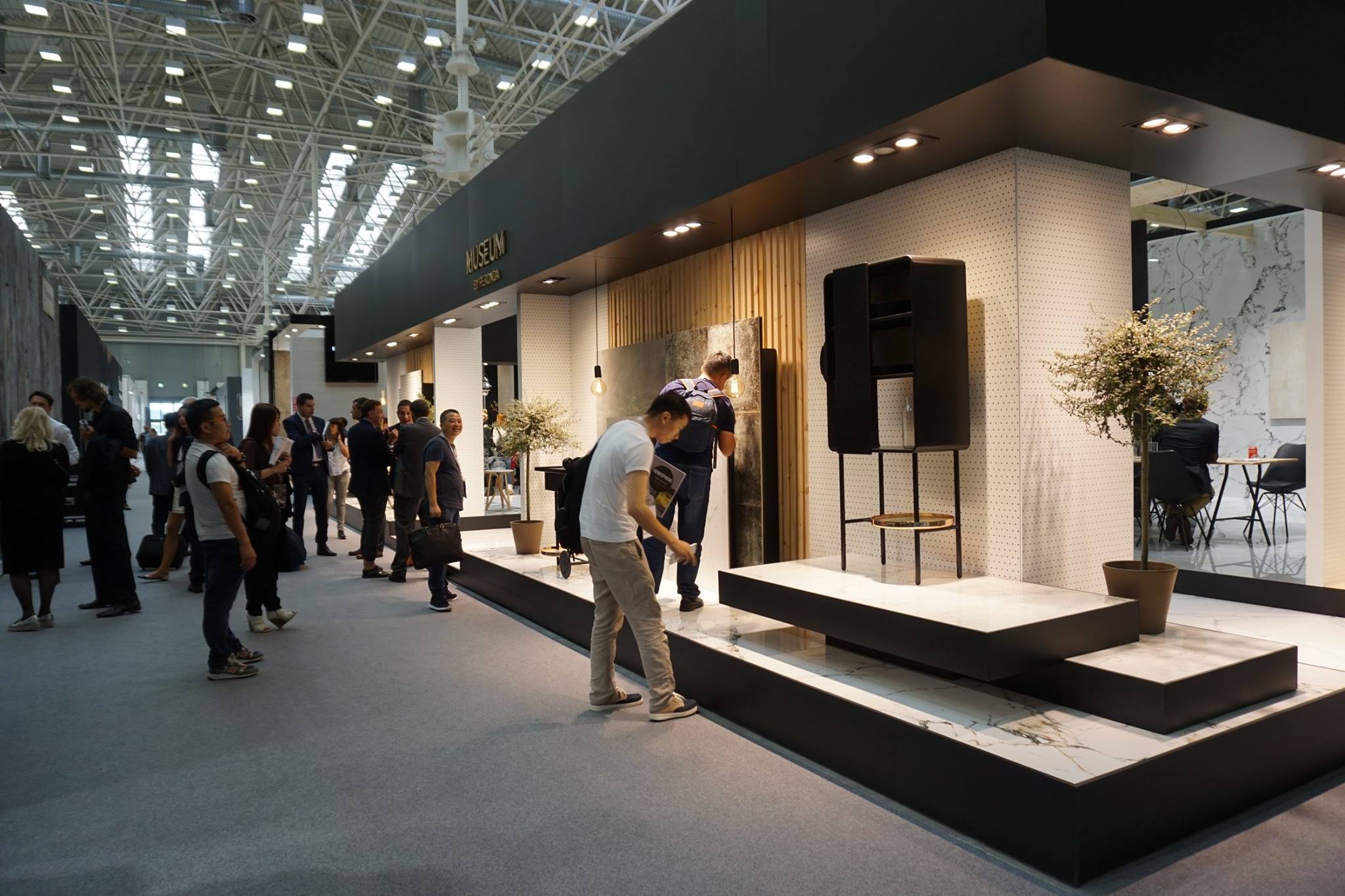 Stand para la marca de azulejos Museum en la feria Cersaie de Bolonia, Italia. Realizado por Robles Project Factory.