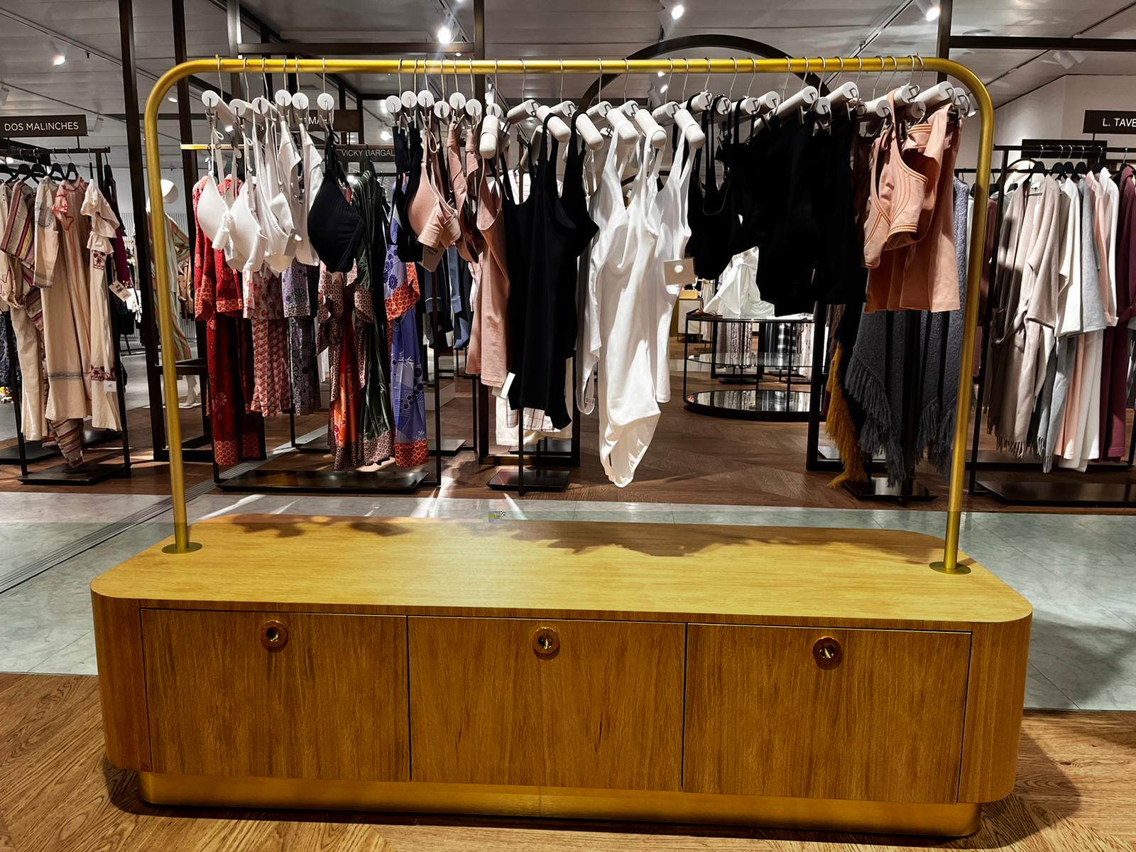 Nueva boutique Wolford en El Corte Inglés Puerto Banús (Marbella, España) realizada por Robles Project Factory.