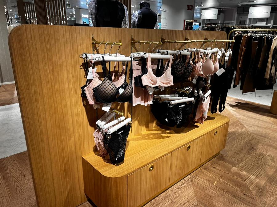Nueva boutique Wolford en El Corte Inglés Puerto Banús (Marbella, España) realizada por Robles Project Factory.