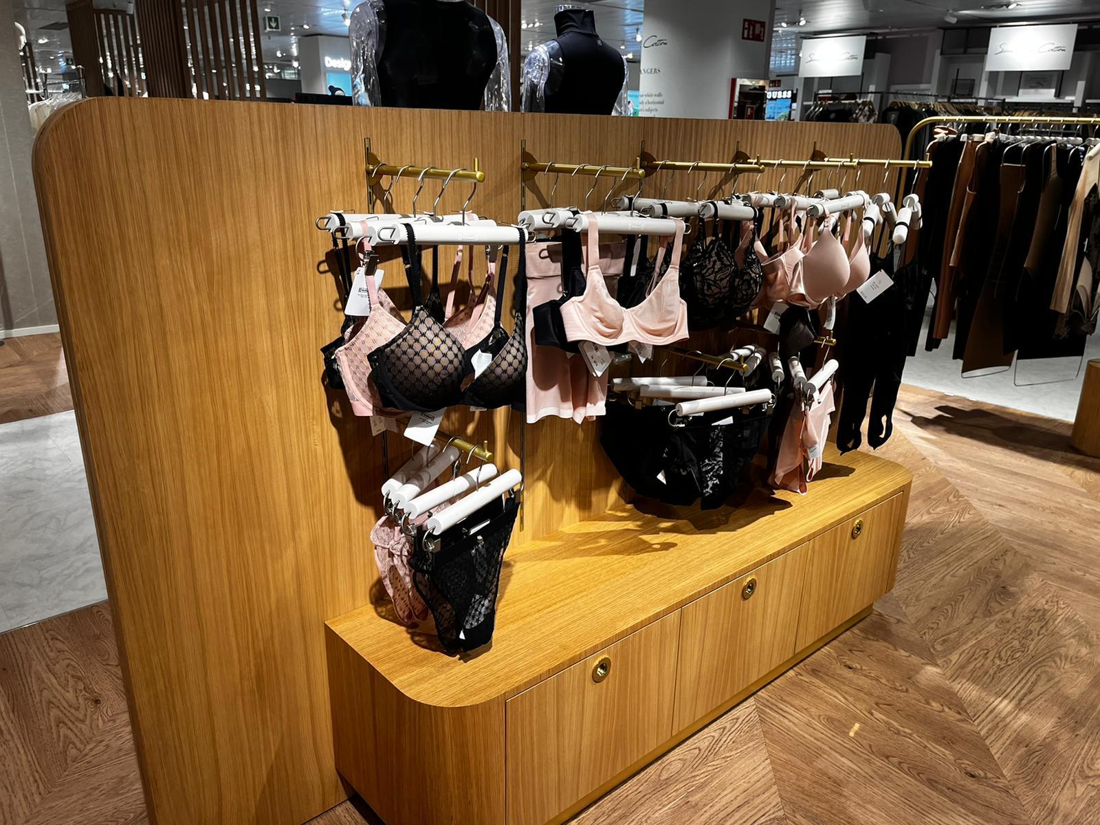 Nueva boutique Wolford en El Corte Inglés Puerto Banús (Marbella, España) realizada por Robles Project Factory.