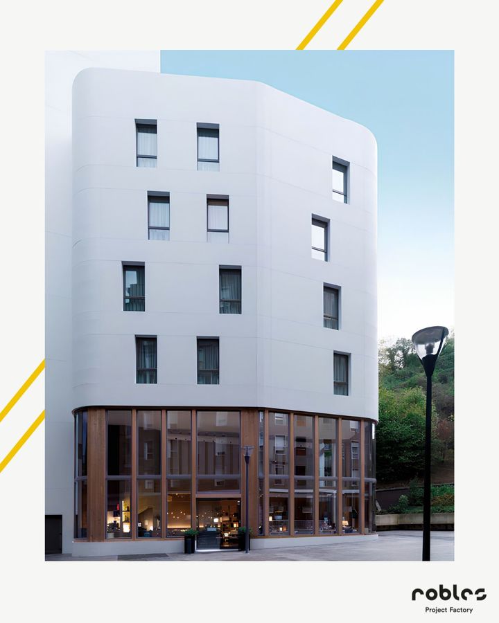 Fachada blanca de un edificio